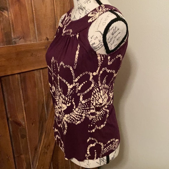 Express Sleeveless Round Neck Top - Picture 3 of 7